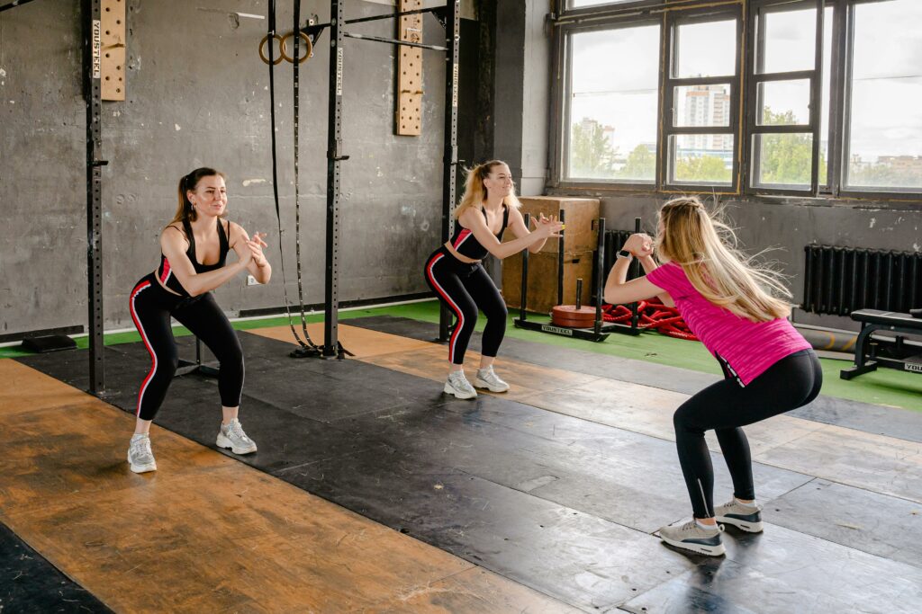 Avec LET’S PUSH, tu découvres un entraînement complet qui combine barre, poids et mouvements au poids du corps.