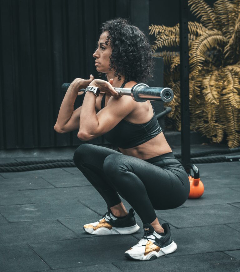 Avec LET’S PUSH, tu découvres un entraînement complet qui combine barre, poids et mouvements au poids du corps.